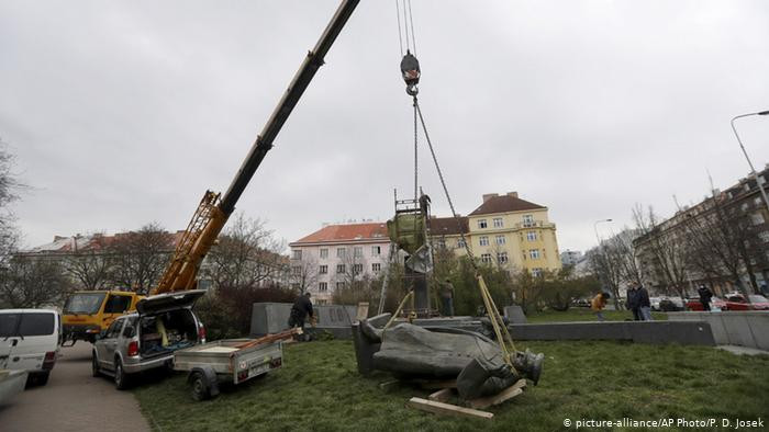 Năm 2020, chính quyền thành phố Praha đã dỡ bỏ tượng đài Nguyên soái Ivan Konev, người đã chỉ huy của các binh sĩ Liên Xô giải phóng thủ đô của Cộng hòa Séc vào năm 1945. Và còn rất nhiều những ví dụ tương tự.
