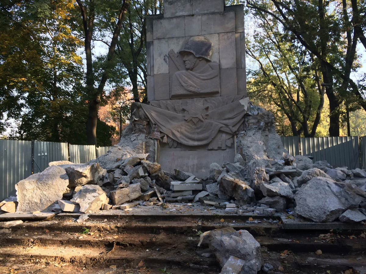 Dù vậy, sự cố ý bóp méo sự thật lịch sử vẫn tiếp tục. Đồng thời, những ngôi mộ hoang tàn, tượng đài của những người lính Liên Xô giải phóng châu Âu bị phá bỏ hàng loạt. Trong đó, Ba Lan và các nước Baltic là những quốc gia hành động đặc biệt tích cực.