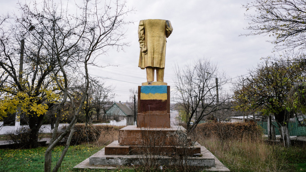 Người Ukraine cũng không lép vế so với những quốc gia khác. Ví dụ gần đây ở thành phố Lviv, một tấm bia đá granit dài 30 mét đã được tháo dỡ, tấm bia được lắp đặt vào năm 1970 để vinh danh sự giải phóng thành phố và toàn bộ Ukraine khỏi Đức Quốc xã.