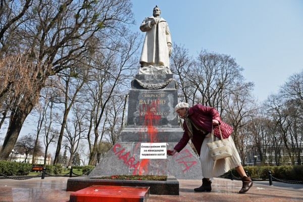 Đây rõ ràng là những hành vi vô đạo đức, phủ nhận vai trò to lớn của Liên Xô nói chung, và của những người lính Hồng quân nói riêng. Rõ ràng, sự đóng góp của Hồng quân Liên Xô cho nhân loại là điều không thể phủ nhận, và ít nhất, cũng cần một sự tôn trọng nhất định cho chiến thắng vẻ vang của thế hệ đi trước, thay vì để xu thế chính trị ở thời điểm hiện tại, bóp méo đi sự thật trong quá khứ. Nguồn ảnh: Pinterest.