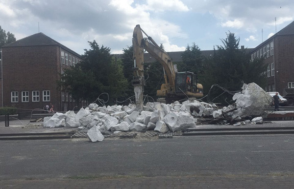 Năm 2017, Ba Lan đã thông qua các sửa đổi đối với luật tuyên truyền. Bây giờ chính quyền địa phương có nghĩa vụ phá dỡ các tượng đài của Liên Xô, điều này áp dụng cho khoảng 230 tượng đài tưởng niệm những người lính Hồng quân trên khắp đất nước.