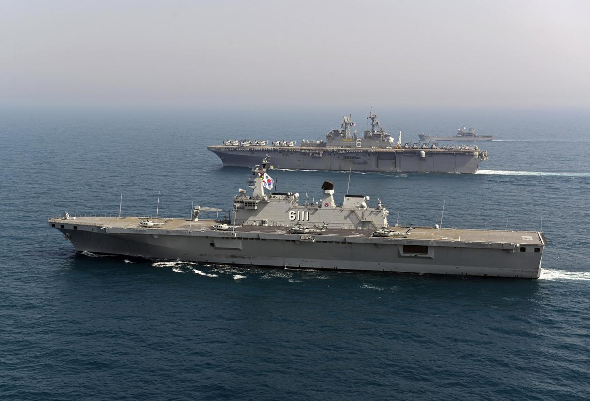 Nhìn tổng quan thì với chiều dài và chiều rộng tương đương tàu đổ bộ Dokdo thì chiếc tàu sân bay mới của Hải quân Hàn Quốc sẽ không thể có được một mặt boong tàu quá rộng để có thể nhanh chóng nhiều chiến đấu cơ trong một thời gian ngắn.