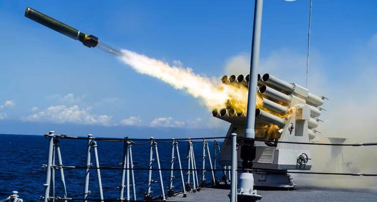 Tổ hợp tên lửa đối không FL-3000N, được thiết kế để tiêu diệt tất cả mục tiêu trên không tầm dưới 10km, như máy bay, trực thăng, tên lửa hành trình đối hạm. Cả tàu Liêu Ninh và Sơn Đông đều được trang bị 4 bệ phóng FL-3000N, mỗi bệ lắp 18 quả tên lửa.