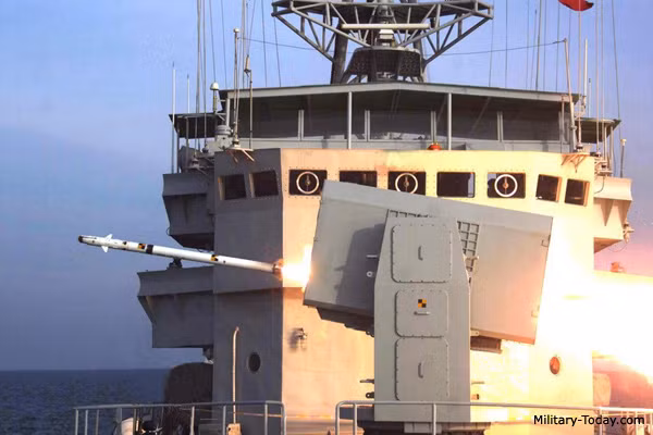 Tên lửa FL-3000N do Trung Quốc chế tạo, sử dụng kỹ thuật ra đa và tia hồng ngoại, có thể ngăn chặn hiệu quả những tên lửa chống tàu có tốc độ cận âm thanh hoặc siêu thanh, có thể phối hợp bố trí linh hoạt, dễ thao tác, lắp đặt.