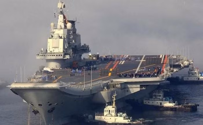 Còn trên 2 tàu sân bay hiện đại của Trung Quốc, sàn đáp không thể đáp ứng được cho máy bay cỡ lớn và cả 2 chiếc tàu sân bay này đều chỉ được thiết kế có một bệ phóng máy bay, vì vậy mỗi lần phóng chỉ 1 máy bay cất cánh. Trong khi hàng không mẫu hạm Mỹ có khả năng phóng được 3 máy bay cùng lúc.