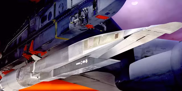 Tất nhiên AGM-183A cũng có thể được sử dụng như một tên lửa chống hạm. Về trọng lượng và kích thước, chắc chắn nó sẽ to và nặng hơn các loại tên lửa chống hạm truyền thống cận âm của Mỹ; tuy nhiên Hải quân Mỹ chưa có những máy bay, có thể mang và phóng được những loại tên lửa này.