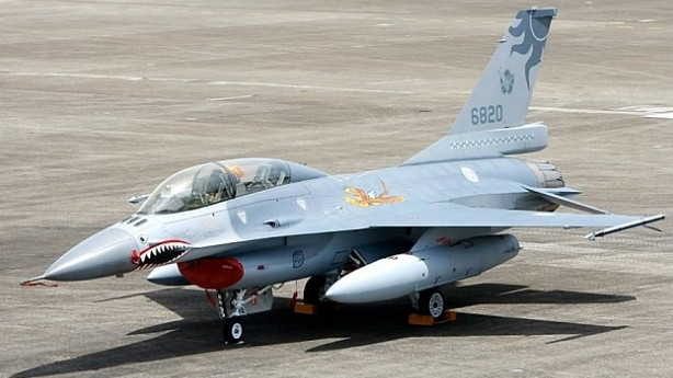 Vào tháng 11/2020, toàn bộ số F-16 của ROCAF phải dừng bay, sau một vụ tai nạn, làm một phi công của lực lượng này mất tích. Vụ mất tích dấy lên đồn đoán do Trung Quốc đại lục chế áp điện tử; nhưng điều tra của ROCAF cho biết, máy bay bị tai nạn do trục trặc động cơ.