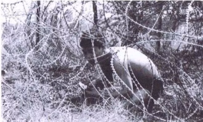 Sau khi quan sát nắm tình hình địch, cả hai tiến về phía mục tiêu, tiến hành khắc phục vật cản. Hàng rào bao quanh sân bay là loại dây thép gai 0,3cm, dựng cao đến 2m, những người lính đặc công với chiếc kìm cắt loại nhỏ, không thể cắt nổi, phải luồn lách chui qua.