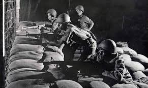 Khi khoảng cách còn 50m, một tổ tuần tra khác của địch phát hiện nổ súng bắn chặn, trong tích tắc, đồng chí Phương tung lựu đạn về phía địch. Lợi dụng thời cơ địch dạt ra tránh, 2 người lính đặc công lao nhanh đến mục tiêu, dùng thủ pháo đánh vào từng chiếc máy bay. Số thủ pháo vừa hết, đồng chí Phương ra lệnh rút lui.