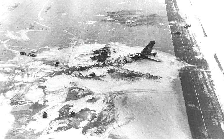 Đồng chí Đài và Phương chia làm hai hướng rút lui, khi đồng chí Phương chạy tắt qua khu bom, vượt rào ra ngoài an toàn thì những tiếng nổ lớn bắt đầu vang lên bên trong sân bay, một hàng dài máy bay ném bom B-52 của Mỹ bốc cháy gần như cùng lúc, khối lửa khổng lồ thắp sáng cả sân bay Utapao.