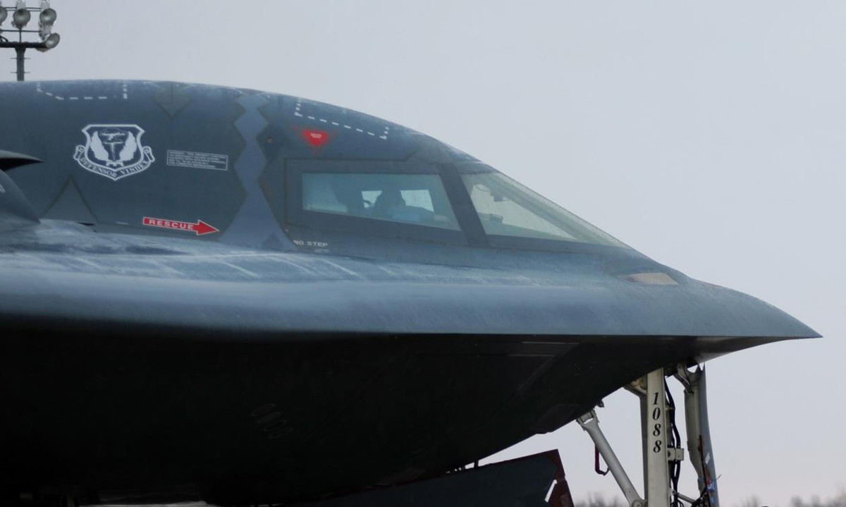 Bên cạnh đó, gờ trước của cánh B-21 có phần gẫy đột ngột hơn và thiếu các cạnh dốc hơn, giúp tích hợp gờ trước của cánh với phần thân, đặc điểm xuất hiện ở máy bay ném bom B-2 Spirit. B-21 cũng thiếu hẳn phần mũi khoằm giống B-2. Tất cả những sự thay đổi trên được cho mang đến lợi thế về tàng hình.