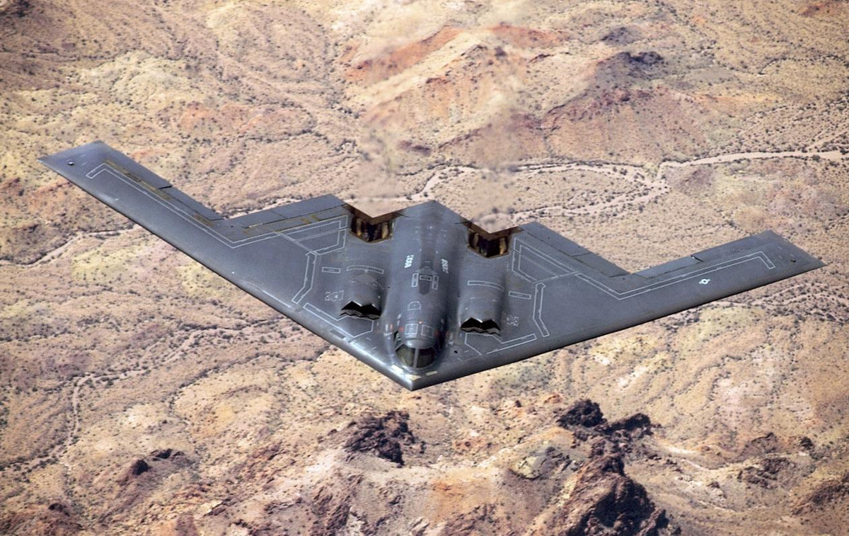 Cùng với những tiết lộ kể trên, ông Walden cũng lần đầu tiết lộ về tốc độ của máy bay tàng hình tầm xa này: "B-21 có thể bay với tốc độ cận âm và đủ sức xâm nhập hàng phòng thủ rất mạnh của Nga với thành phần chính là những hệ thống S-400".