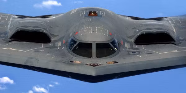 Để vượt qua lưới lửa phòng thủ Nga, B-21 được phát triển với những công nghệ cực tối tân. Dựa trên hình ảnh mới, có thể thấy rõ các cửa hút khí gần như bằng phẳng và phần lớp vỏ động cơ với lớp phủ tinh xảo.