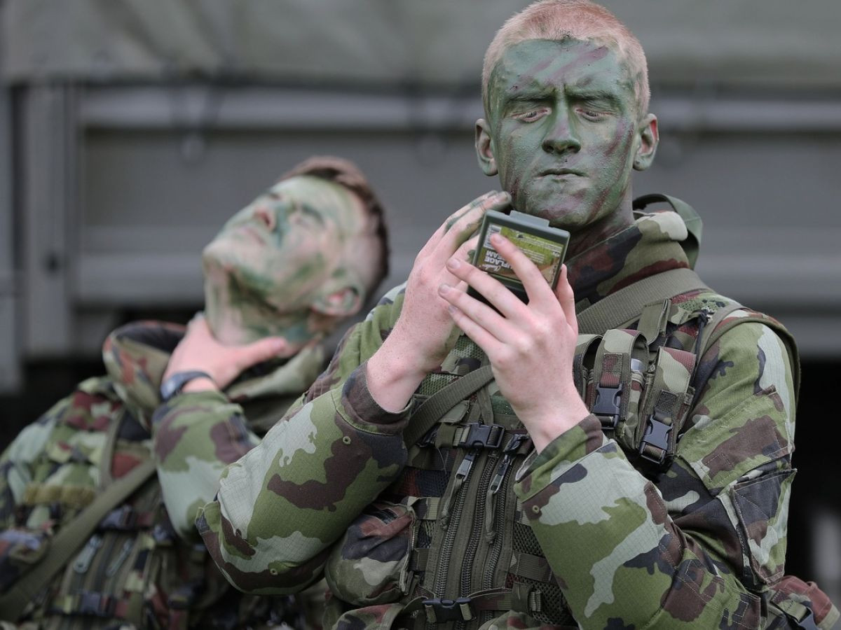 Ireland nằm trên các hòn đảo và ở phía tây châu Âu, sẽ không bao giờ phải nghĩ về một cuộc xâm lược của Liên Xô ngay cả giữa Chiến tranh Lạnh. Ngoài ra chiến tranh với nước Anh cũng sẽ không thể xảy ra, vì ở một nước Ireland nhỏ bé rõ ràng là không có cơ hội chiến thắng. Do đó, Dublin không bao giờ tự gánh nặng chi tiêu quân sự.