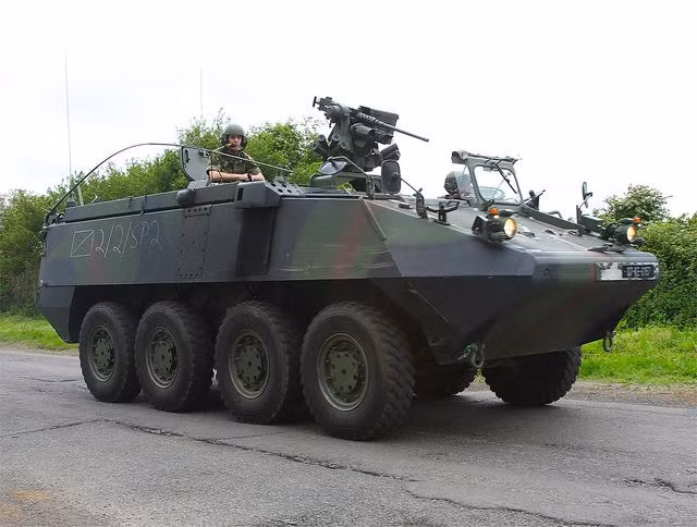 Trong một thời gian dài, xe bọc thép hạng nhẹ của quân đội Ireland có nguồn gốc từ Pháp gồm 52 xe bọc thép AML-60/90 và 60 chiếc M3. Hiện nay, những chiếc xe này đều đã bị loại bỏ. Vào những năm 1980, Dublin cũng đã nhận 12 xe bọc thép XA-180 của Phần Lan, nhưng 10 xe trong số đó thuộc về Liên hợp quốc và được sử dụng trong các hoạt động gìn giữ hòa bình.