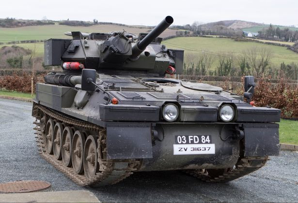 Quân đội Ireland đã được nhận 3 chiếc xe tăng Churchill của Anh vào những năm 40 và phục vụ cho đến cuối những năm 60. Đến cuối những năm 50, Ireland được bổ sung 8 xe tăng Komet và vào đầu những năm 80, 14 chiếc "Bọ cạp" hạng nhẹ đã được mua ở Anh, tuy nhiên những chiếc xe này cũng đã bị loại biên gần đây.