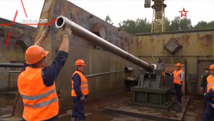 Tổ lái có thể kiểm soát mọi hoạt động của xe tăng trong khoang lái, và đây là chức năng không có trên các xe tăng khác. Vũ khí chính của T-14 là pháo nòng trơn 2A82-1M 125mm, được nhiều nhà phân tích đánh giá là loại pháo tăng mạnh nhất thế giới hiện nay.