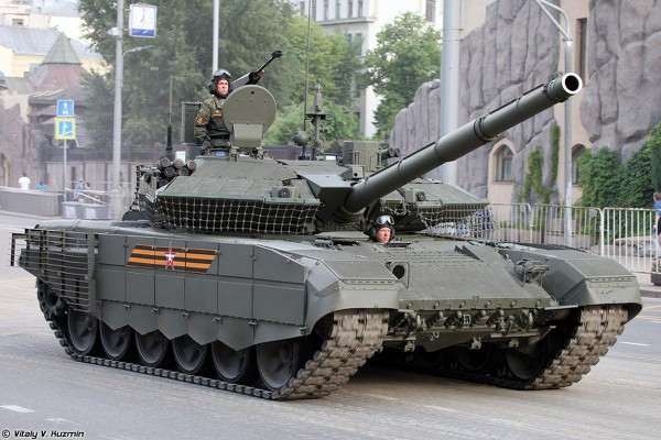Hiện Nga đang sản xuất đồng thời xe tăng T-14 và T-90M. So với T-14, xe tăng T-90M có trọng lượng nhẹ hơn và được đưa vào sử dụng từ năm 2020, đồng thời sử dụng nhiều công nghệ mới tương tự như T-14.
