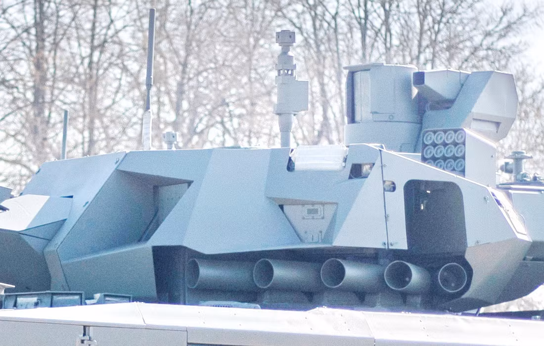 Cùng với đó là sự kết hợp giữa radar mảng pha chủ động và máy dò tia cực tím (UAV), để xác định đạn pháo và tên lửa đối phương đang bắn tới, để kích hoạt hệ thống phóng đạn lựu đánh chặn. Tuy nhiên hệ thống này có thể gây nguy hiểm cho bộ binh ở gần.