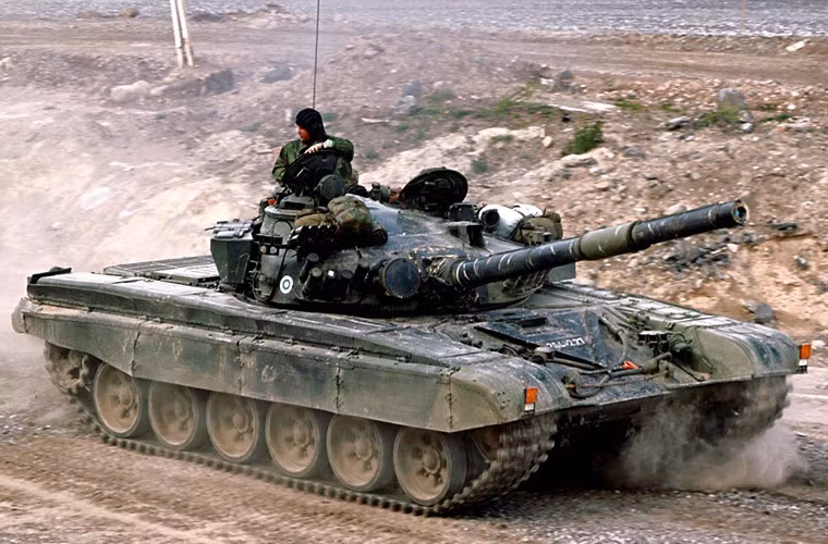 Trong Chiến tranh Lạnh, xe tăng Liên Xô sử dụng lớp giáp có khả năng bảo vệ tốt hơn giáp của phương Tây. Trong chiến tranh Iran-Iraq (1981-1988), xe tăng M60 và Chieftain tiên tiến nhất của Mỹ và Anh lúc bấy giờ, khó có thể xuyên thủng giáp xe tăng Liên Xô như T-62 và nhất là T-72.