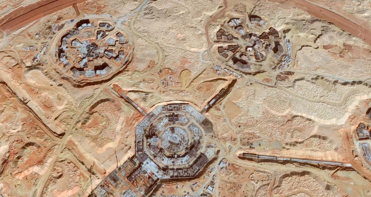 Octagon bắt đầu được xây dựng vào năm 2016, trong vòng vài tháng khung cảnh sa mạc trống trải đã được biến thành một công trình không giống với bất kỳ nơi nào trên hành tinh. Mỗi tòa nhà sẽ có kết cấu tương tự nhau và có những đường hành lang chạy giữa kết nối các tòa nhà bát giác.