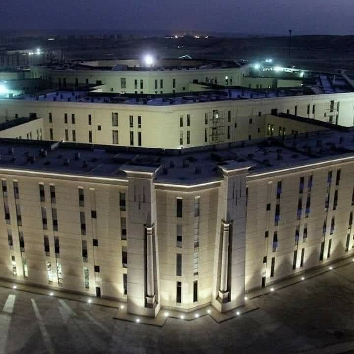 Dự án bắt đầu vào năm 2015 là một tầm nhìn lớn của Tổng thống mới khi đó là Abdel Fattah el-Sisi, như một cách để giải quyết các vấn đề hậu cần do sự đông đúc của Cairo và khởi động một hình ảnh mới của Ai Cập thoát khỏi cuộc hỗn loạn chính trị ở khu vực thời điểm bấy giờ.