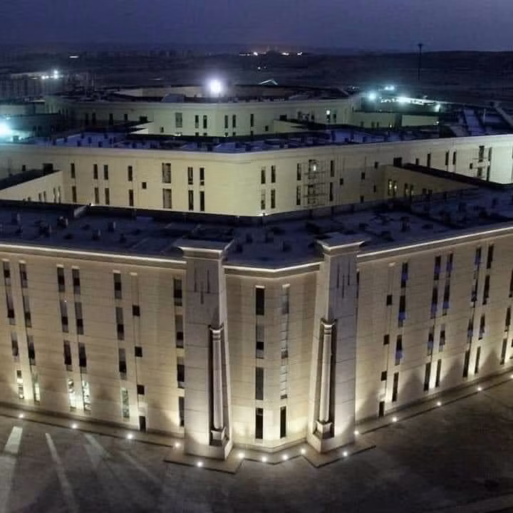 Dự án bắt đầu vào năm 2015 là một tầm nhìn lớn của Tổng thống mới khi đó là Abdel Fattah el-Sisi, như một cách để giải quyết các vấn đề hậu cần do sự đông đúc của Cairo và khởi động một hình ảnh mới của Ai Cập thoát khỏi cuộc hỗn loạn chính trị ở khu vực thời điểm bấy giờ.