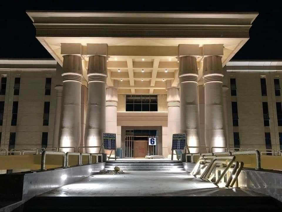 Một số người cho rằng nó giống như một tượng đài của chính tổng thống el-Sisi và đã công trình này được đánh giá có quy mô tương đồng với các dự án xây dựng nổi tiếng tốn kém, của các Pharaoh thời cổ đại.