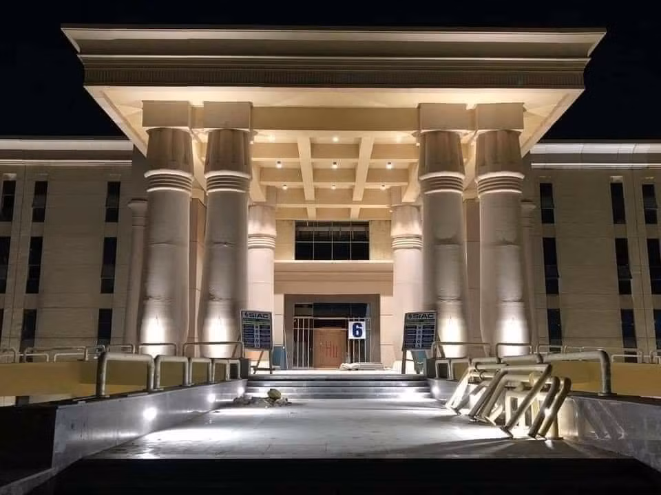 Một số người cho rằng nó giống như một tượng đài của chính tổng thống el-Sisi và đã công trình này được đánh giá có quy mô tương đồng với các dự án xây dựng nổi tiếng tốn kém, của các Pharaoh thời cổ đại.