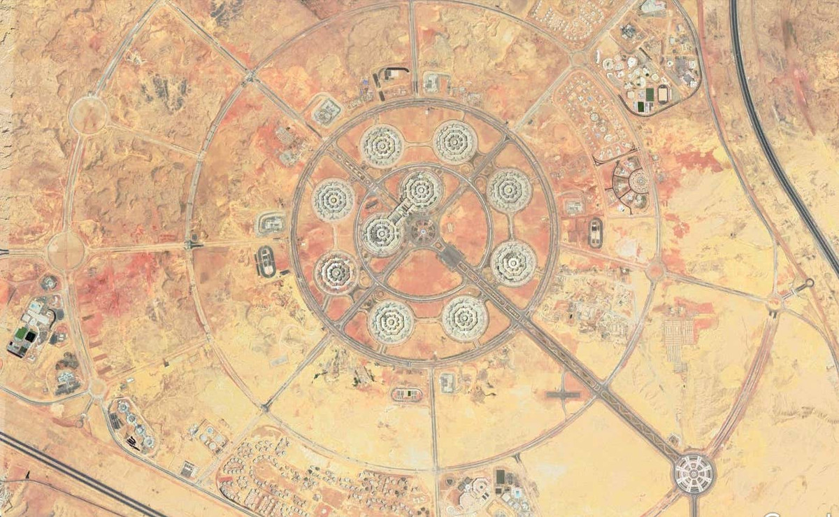 Khi nói đến Ai Cập, mặc dù quốc gia này chỉ là một trong những quân đội hùng mạnh nhất châu Phi, nhưng Bộ Quốc phòng Ai Cập vừa được chuyển sang một trụ sở mới, với thiết kế độc đáo chưa từng thấy, vượt xa cả trí tưởng tượng con người.