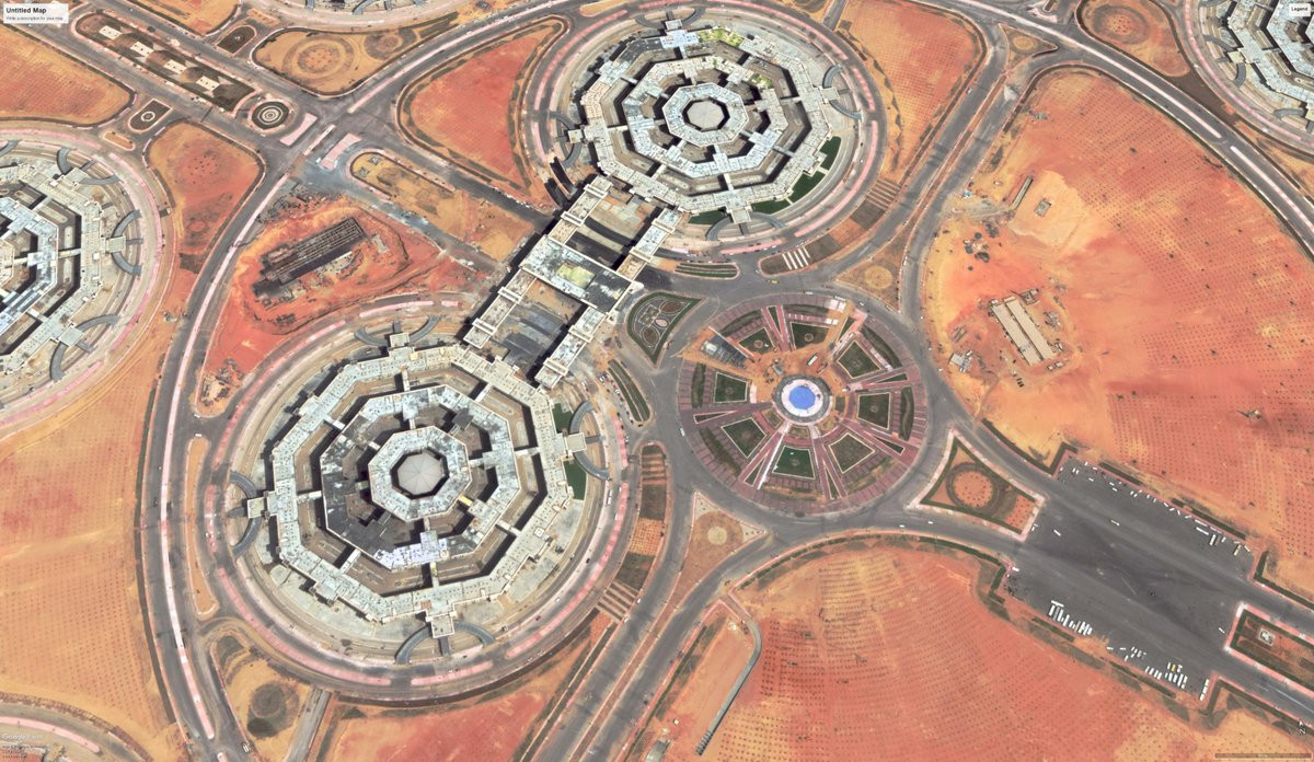 Nhiều chuyên gia quân sự cho rằng ý tưởng thiết kế có tính chiến thuật rõ ràng. Mỗi thành phần của quân đội của Ai Cập đều được bố trí trong hai tòa nhà bát giác, nếu một trong số đó bị tấn công thì vẫn còn trụ sở dự phòng, và các tòa nhà nằm cách đều nhau sẽ hạn chế được thiệt hại khi bị tấn công.