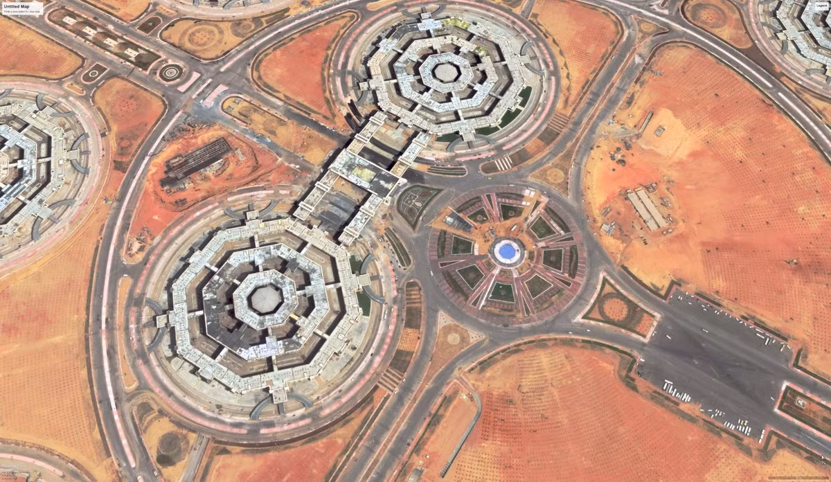 Nhiều chuyên gia quân sự cho rằng ý tưởng thiết kế có tính chiến thuật rõ ràng. Mỗi thành phần của quân đội của Ai Cập đều được bố trí trong hai tòa nhà bát giác, nếu một trong số đó bị tấn công thì vẫn còn trụ sở dự phòng, và các tòa nhà nằm cách đều nhau sẽ hạn chế được thiệt hại khi bị tấn công.