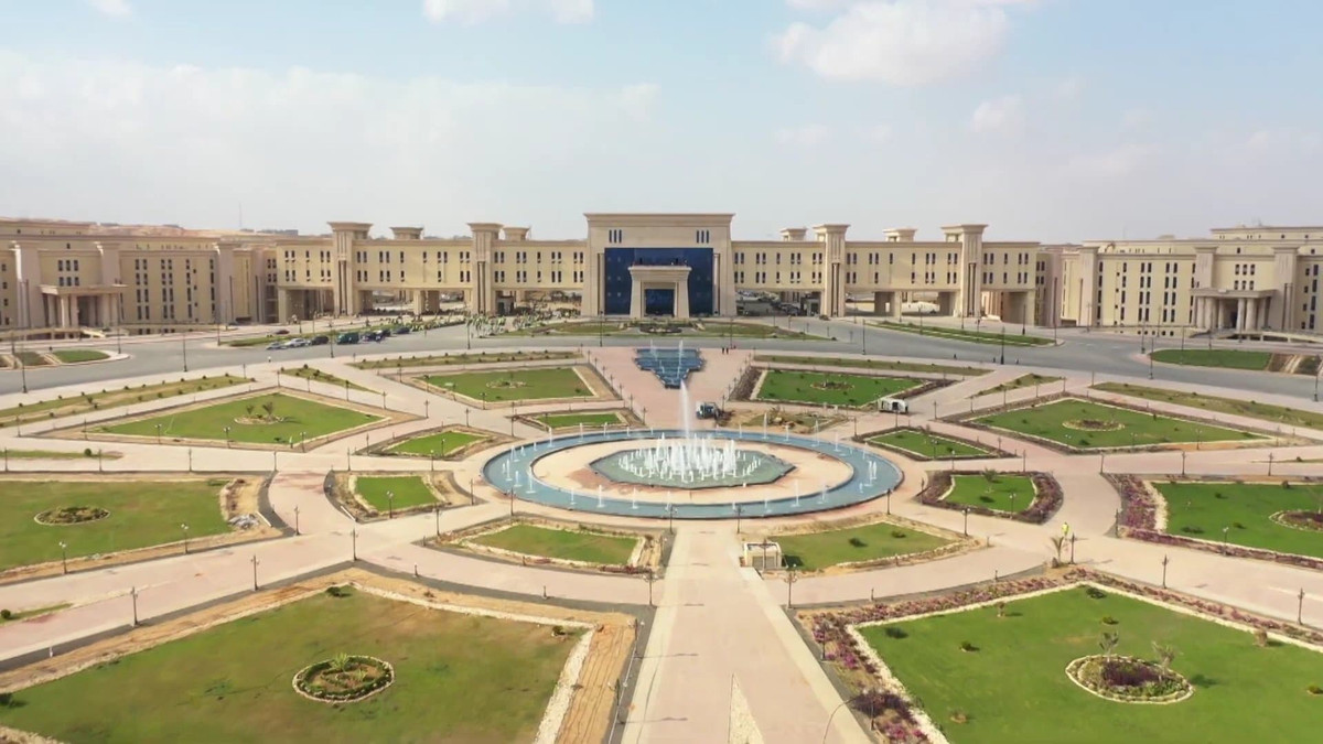 Rõ ràng, trụ sở mới của Bộ Quốc phòng Ai Cập sẽ là một công trình biểu tượng cho sức mạnh quân sự của quốc gia này và là biểu tượng cho một nền văn minh Ai Cập hiện đại trong thế kỉ 21. Nguồn ảnh: Sina.