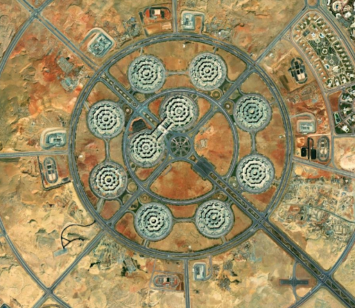 Trụ sở chính được xây dựng trên tổng diện tích 89 km2, với khoảng 4,6 triệu m2 diện tích mặt sàn. Nó bao gồm 13 khu, mỗi khu có vai trò cụ thể riêng, khiến Octagon trở thành khu phức hợp trụ sở quốc phòng và tòa nhà chính phủ lớn nhất trên thế giới vượt qua cả Lầu Năm Góc.