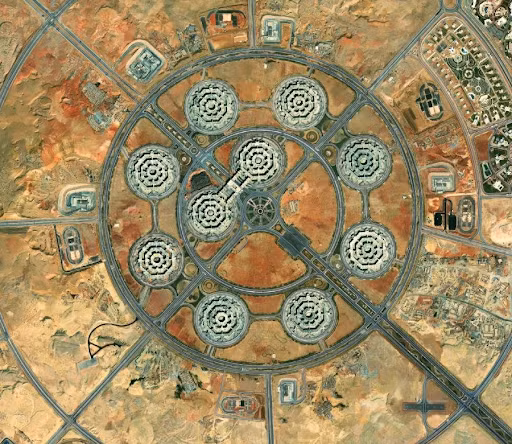 Trụ sở chính được xây dựng trên tổng diện tích 89 km2, với khoảng 4,6 triệu m2 diện tích mặt sàn. Nó bao gồm 13 khu, mỗi khu có vai trò cụ thể riêng, khiến Octagon trở thành khu phức hợp trụ sở quốc phòng và tòa nhà chính phủ lớn nhất trên thế giới vượt qua cả Lầu Năm Góc.