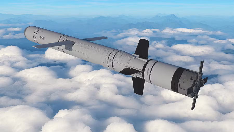 Với thiết kế vòi phun lực đẩy vectơ cùng với radar chủ động, nên các phiên bản tên lửa Kalibr chống hạm phóng từ tàu nổi, có thể thực hiện các động tác bay vòng né tránh, thay vì tiếp cận theo đường thẳng. 