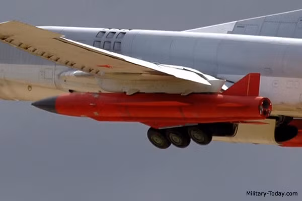 Tên lửa Kh-32 vẫn giữ nguyên hình dạng của tên lửa Kh-22, nhưng được trang bị động cơ tên lửa đẩy nâng cấp với lực đẩy tăng lên, thiết bị vô tuyến điện tử kỹ thuật số, bao gồm một tổ hợp máy tính kỹ thuật số, radar thụ động chống nhiễu và các hệ thống đối phó điện tử của riêng nó.