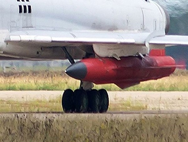 Theo Cục thiết kế Raduga nơi phát triển Kh-32, mẫu tên lửa hành trình này có thể đạt độ cao tối đa lên tới 30.000 mét và lao xuống tấn công mục tiêu khi gần kết thúc hành trình bay. Tốc độ bay siêu vượt âm 5.000 km/h, Kh-32 được đánh giá là sẽ vô hiệu hóa hoàn toàn lá chắn tên lửa của Mỹ, NATO.