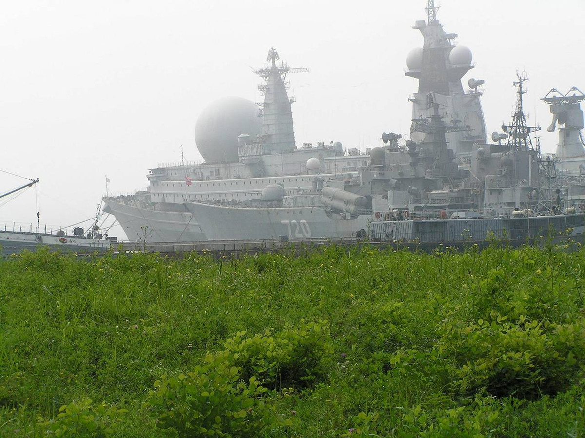 Nhưng chính xác loại radar và cảm biến nào, mà Ural được trang bị, lại chưa bao giờ được tiết lộ. Ngay cả đến ngày nay, gần 30 năm sau khi được loại biên, rất khó để tìm được thông tin đáng tin cậy, về trang bị của con tàu trinh sát khổng lồ đoản mệnh này.