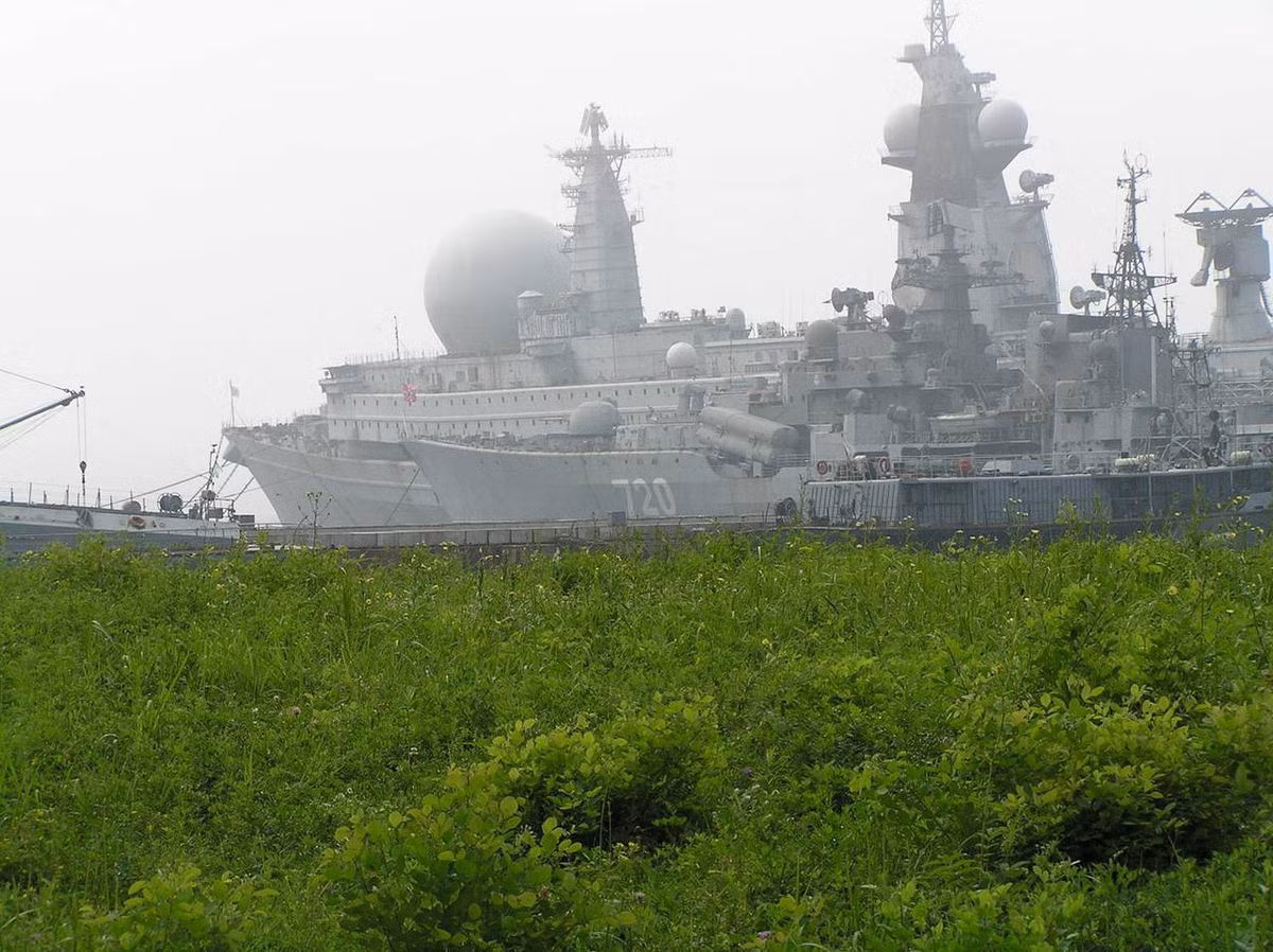 Nhưng chính xác loại radar và cảm biến nào, mà Ural được trang bị, lại chưa bao giờ được tiết lộ. Ngay cả đến ngày nay, gần 30 năm sau khi được loại biên, rất khó để tìm được thông tin đáng tin cậy, về trang bị của con tàu trinh sát khổng lồ đoản mệnh này.