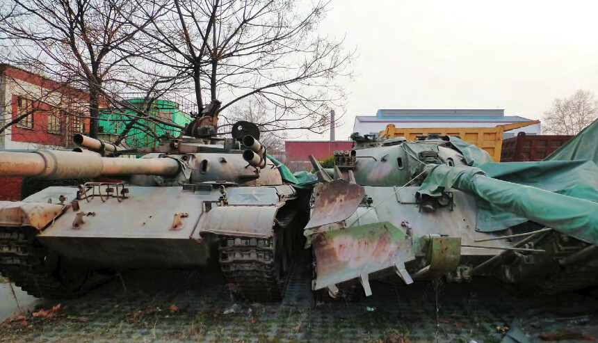 Chiếc WZ-122-1 đầu tiên được hoàn thành vào ngày 25/9/1970. Pháo chính của WZ-122 là pháo nòng trơn 120mm với cơ số đạn 40 viên. Pháo sử dụng các loại đạn xuyên giáp, xuyên thủng, ổn định (APFSDS) được phát triển từ các loại đạn trơn 115mm từ T-62. 