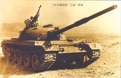 Pháo nặng 2563 kg, dài 5750 mm, tốc độ bắn từ 3 đến 4 viên/phút. Nó có thể hạ thấp 6 độ và nâng lên 18 độ. Xe tăng có một súng máy đồng trục 7,62mm với 3000 viên đạn. Xe có hai súng máy 12,7mm trên tháp pháo với 500 viên đạn. Bốn tên lửa ATGM được cố định bên hông tháp pháo.