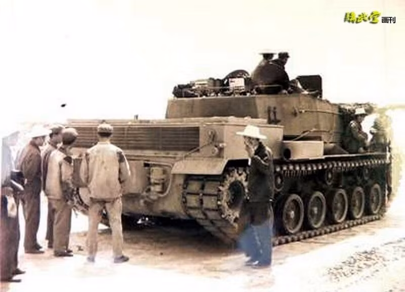 Người lái nằm ở bên trái thân xe. Xạ thủ, người nạp đạn và người chỉ huy ở trong tháp pháo. Trang bị trên xe bao gồm hệ thống vô tuyến CWT-176, máy tính đường đạn và tầm nhìn ban đêm chủ động hồng ngoại cho phi hành đoàn. Thiết bị quan sát ban đêm khó lắp đặt trên xe, do những trở ngại trong quá trình phát triển.