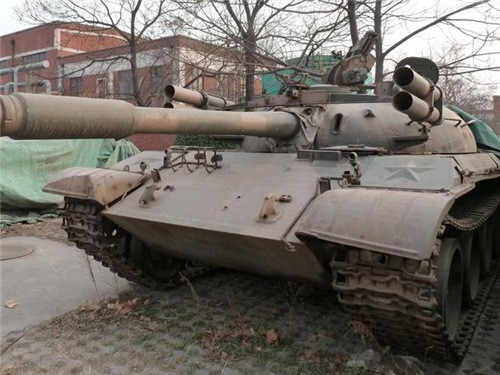 Sau khi thu giữ được một chiếc xe tăng T-62 trong xung đột biên giới Trung-Xô (1969), Trung Quốc bắt đầu dự án WZ-122. Phiên bản đầu tiên là WZ-122-1, có 4 tên lửa dẫn đường bằng dây và một pháo nòng trơn 120mm, nhưng không vượt qua giai đoạn thử nghiệm.