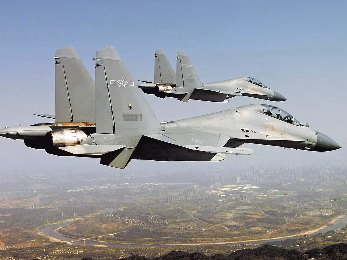 Những máy bay chiến đấu thế hệ 4++ và các máy bay chiến đấu tàng hình thế hệ 5 J-20, thường được PLA ưu tiên triển khai ở Chiến khu Đông và Nam; sẵn sàng đối mặt với Không quân Nhật Bản, Đài Loan, không quân Mỹ đóng tại Nhật Bản, đảo Guam và trên Biển Đông.