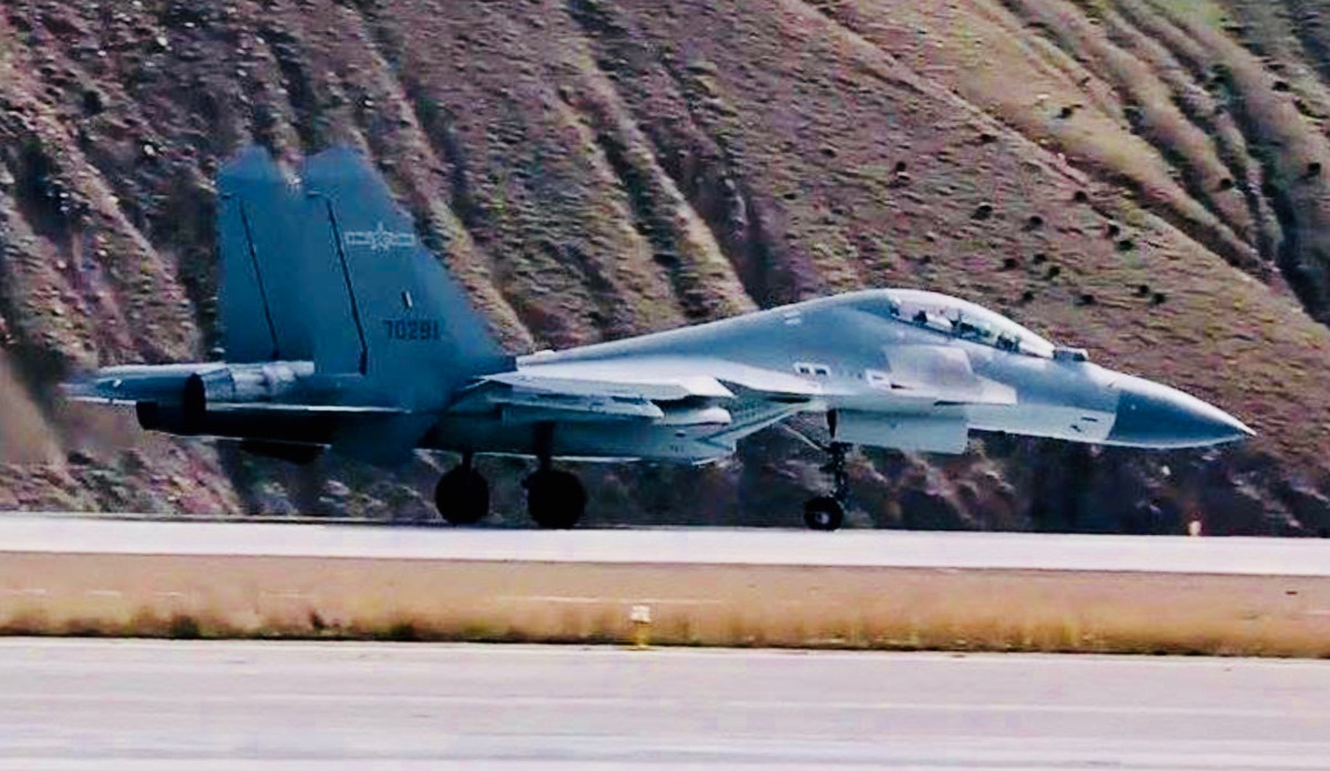 J-16 hiện là chiến đấu cơ cao cấp bậc nhất của Không quân Trung Quốc (sau chiến đấu cơ tàng hình J-20), được phát triển từ phiên bản Su-30MKK nhập khẩu trực tiếp từ Nga. J-16 cùng với J-10C và Su-35, hiện là những máy bay chiến đấu thế hệ 4 ++, của Không quân PLA.