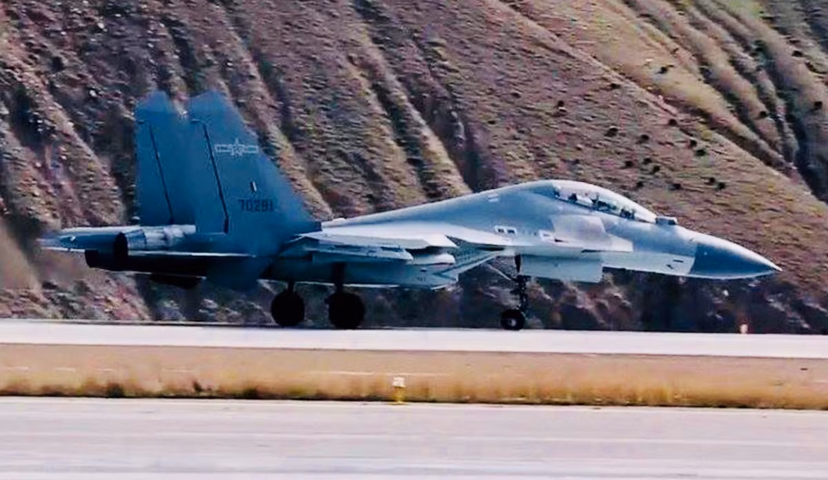 J-16 hiện là chiến đấu cơ cao cấp bậc nhất của Không quân Trung Quốc (sau chiến đấu cơ tàng hình J-20), được phát triển từ phiên bản Su-30MKK nhập khẩu trực tiếp từ Nga. J-16 cùng với J-10C và Su-35, hiện là những máy bay chiến đấu thế hệ 4 ++, của Không quân PLA.