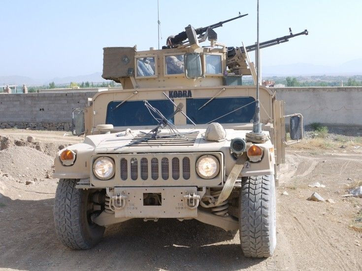 Đồng thời, những phương tiện này cũng có thể được sử dụng làm phương tiện mang vũ khí hạng nặng như súng cối, súng máy hạng nặng và súng không giật. Taliban cũng sử dụng Humvee bị bắt, để lẻn vào khu vực do lực lượng chính phủ kiểm soát, để thực hiện một cuộc tấn công đánh bom liều chết. 