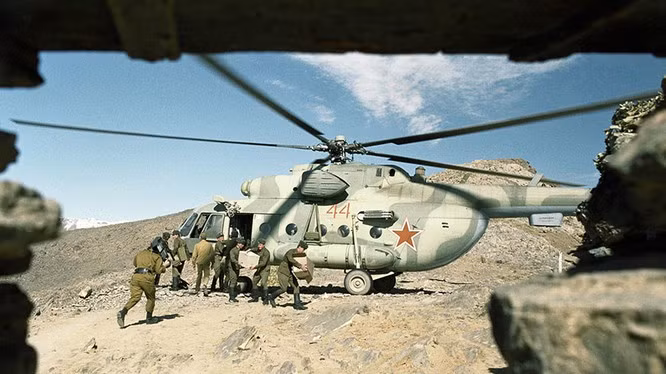 Trực thăng tấn công lần đầu tiên được sử dụng phổ biến trong các hoạt động chống nổi dậy của chính phủ Liên Xô và Afghanistan, nơi mà Mi-24 đã đạt được danh tiếng đáng sợ và được các chiến binh Hồi giáo coi là một trong những vũ khí nguy hiểm nhất.