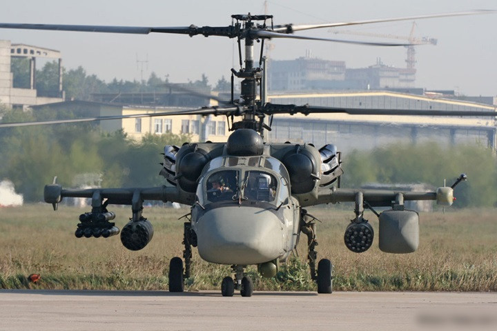 Ka-52 đặc biệt được đánh giá cao nhờ trang bị vũ khí hạng nặng, bao gồm mười hai điểm cứng ở cánh cũng như các khẩu pháo. Những vũ khí này có thể chứa các loại vũ khí khác xa thông thường đối với trực thăng tấn công, bao gồm tên lửa hành trình Kh-31, tên lửa ATAKA và Vikhr.